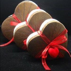 Heart-shaped box with a lid made of real lotus leaves